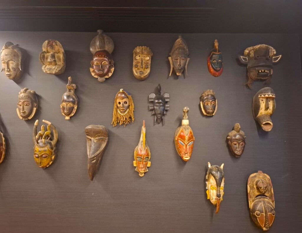 Abidjan-lacapitale-économique-de-la Côte-d’Ivoire-mosaique-populations-culture-masques