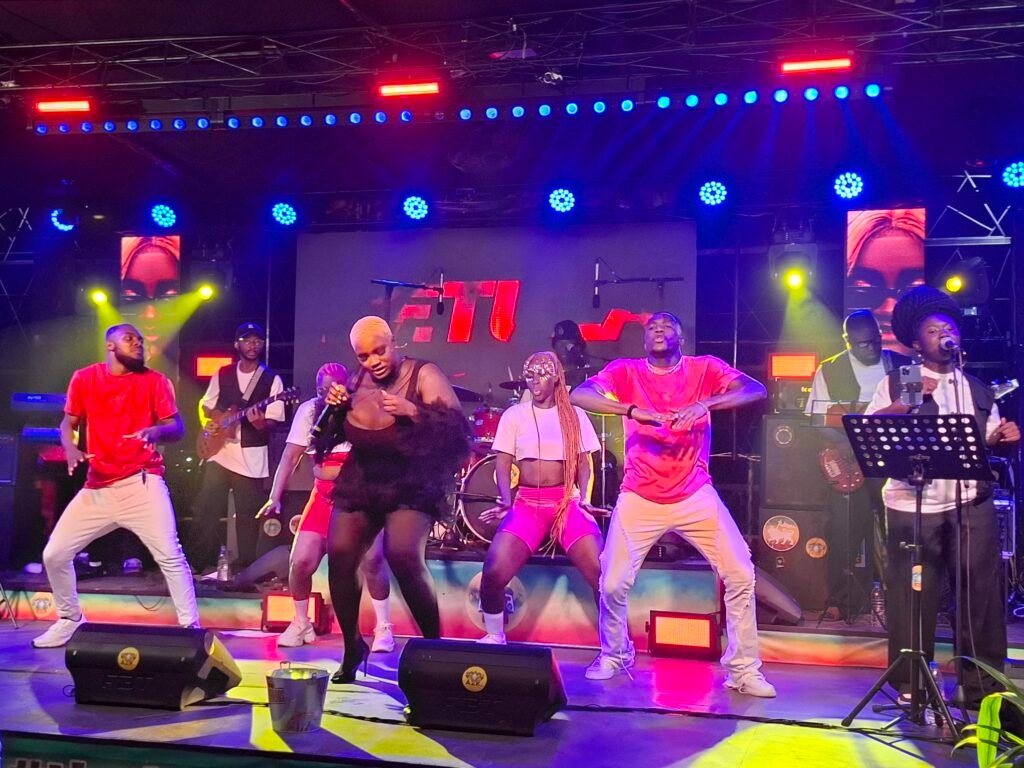 Abidjan-lacapitale-économique-de-la Côte-d’Ivoire-mosaique-populations-culture-scene-artistique-concert-azk