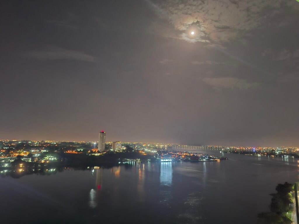 Vue panoramique sur le quartier du Plateau et la lagune Ébrié depuis une terrasse rooftop à Abidjan