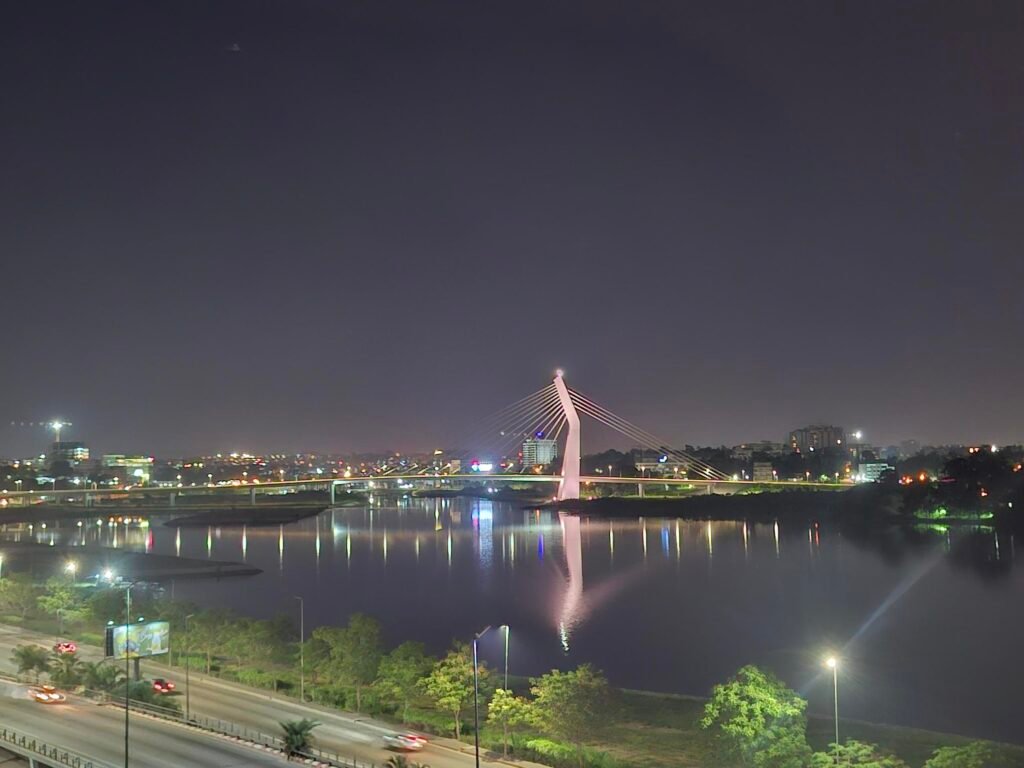 Abidjan-lacapitale-économique-de-la Côte-d’Ivoire-port-une-ville-conectee