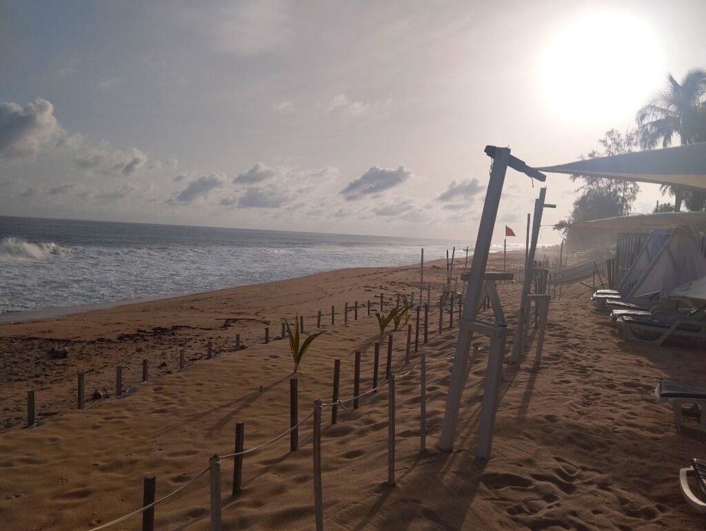 Grand-Bassam-La-Cité-Balnéaire-Phare-de-Côte d'Ivoire-hotel-madrague-hamacs