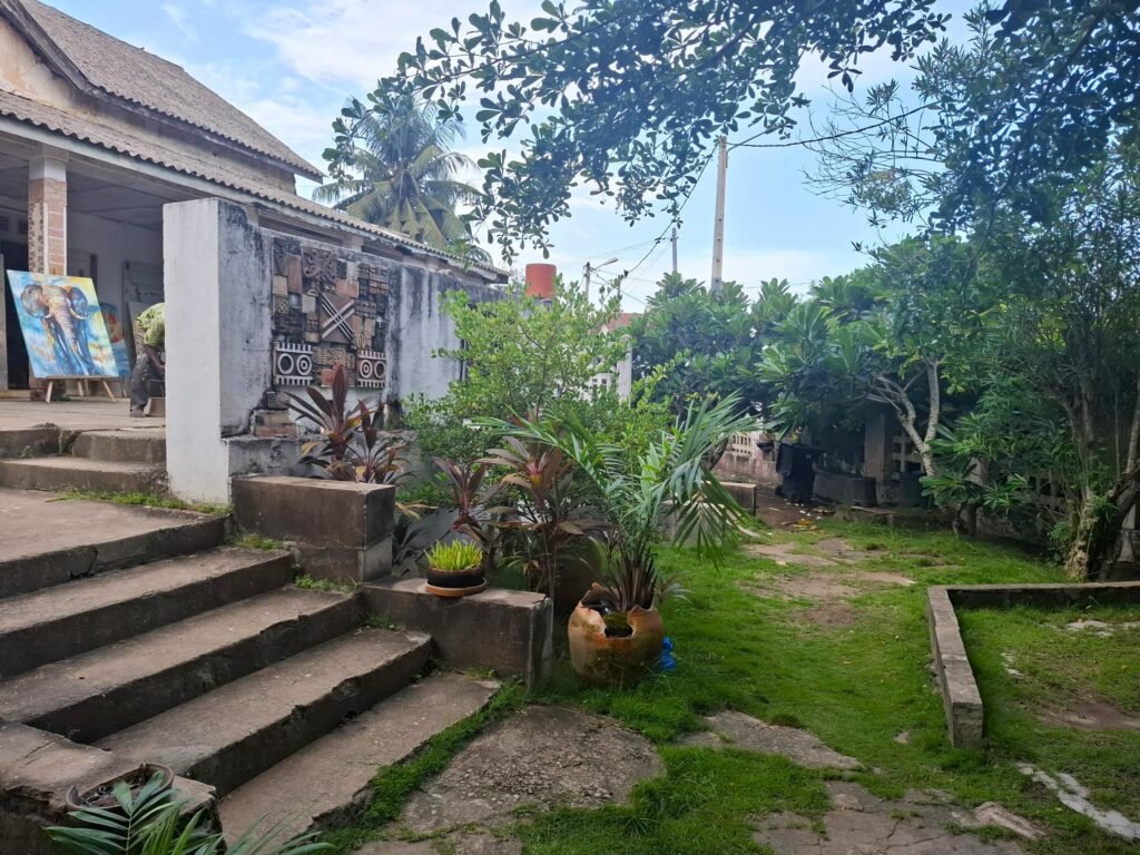 Grand-Bassam-La-Cité-Balnéaire-Phare-de-Côte d'Ivoire-centre-ceramique