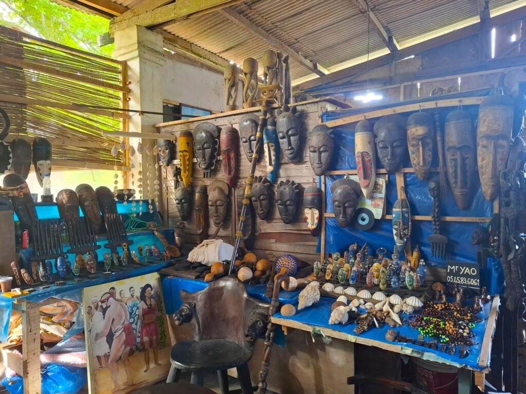 Grand-Bassam-La-Cité-Balnéaire-Phare-de-Côte d'Ivoire-masques-ethnies