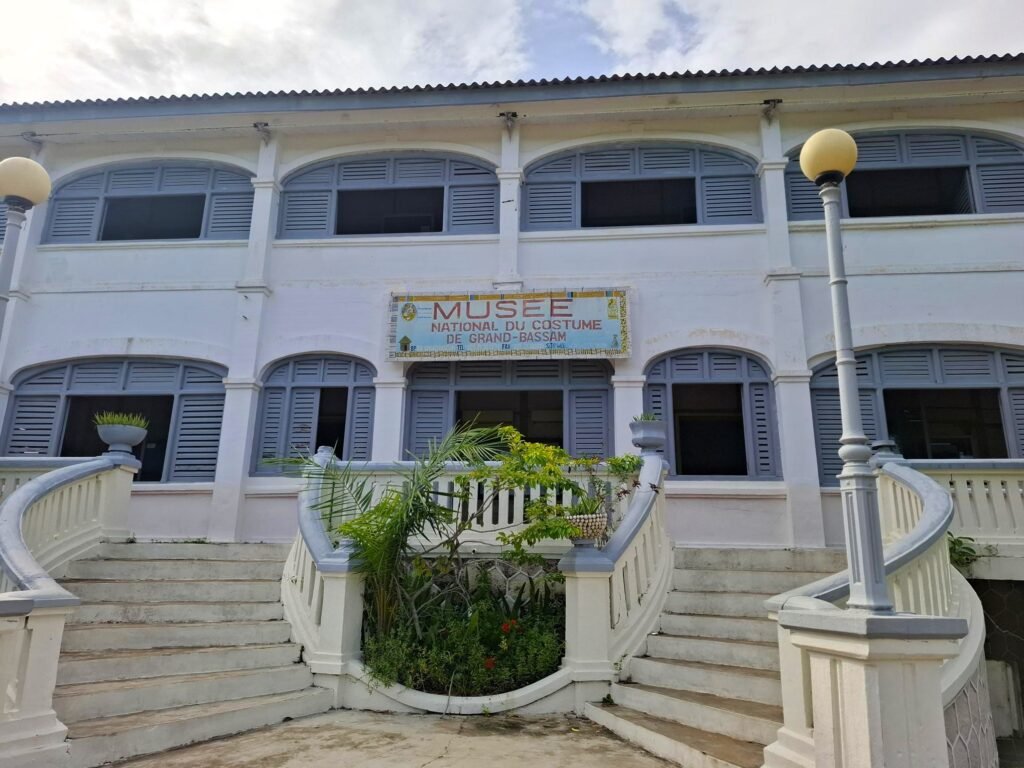 Grand-Bassam-La-Cité-Balnéaire-Phare-de-Côte d'Ivoire-musee-national-costume