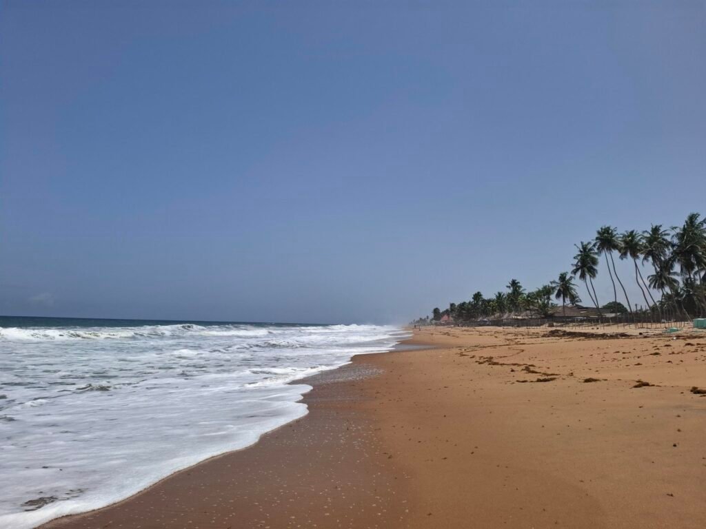 Grand-Bassam-La-Cité-Balnéaire-Phare-de-Côte d'Ivoire-profiter-dune-journee-plage