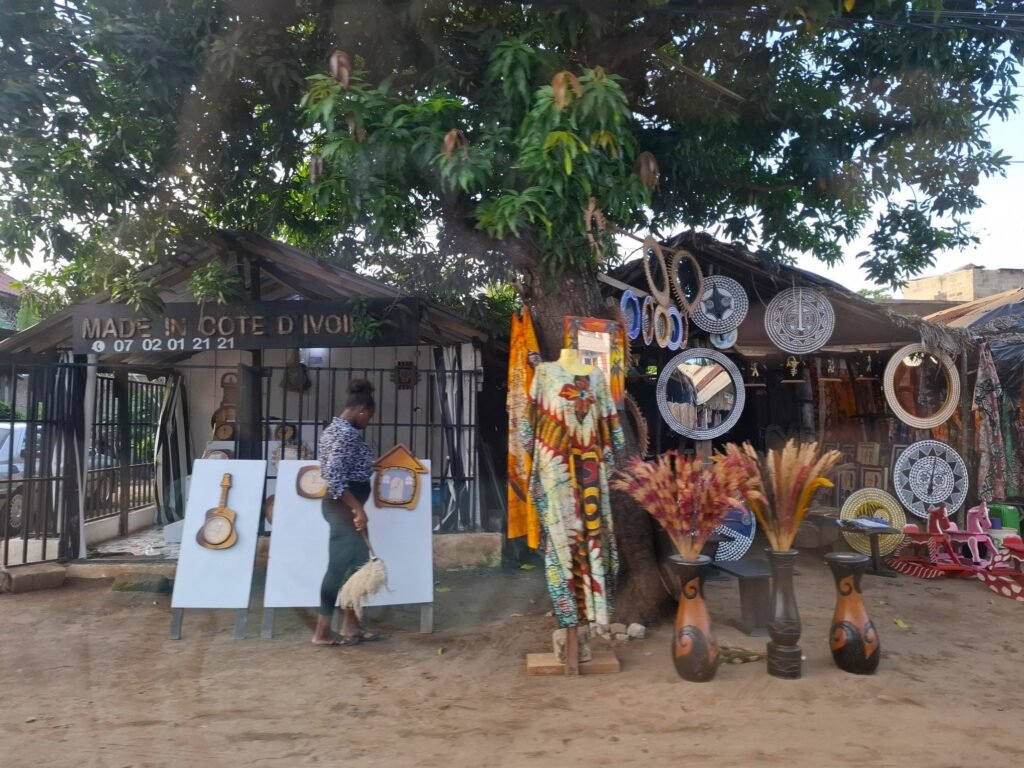 Grand-Bassam-La-Cité-Balnéaire-Phare-de-Côte d'Ivoire-rue-artisans