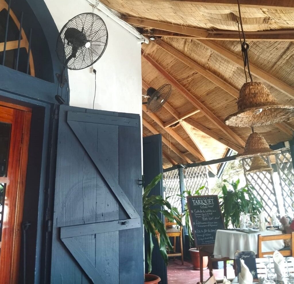 Grand-Bassam-La-Cité-Balnéaire-Phare-de-Côte d'Ivoire-case-bleu