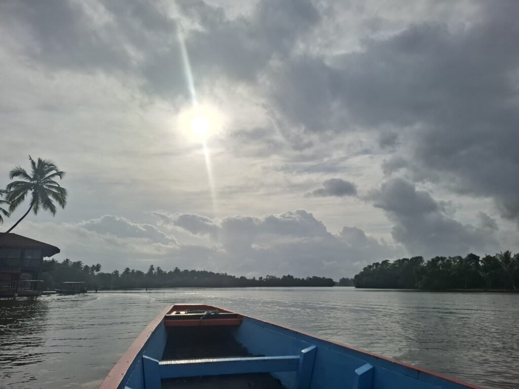 Assinie-Côte-d’Ivoire-Plages-de-rêve-et-activités-clés-naviguer-sur-lagune-aby