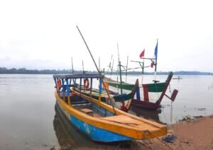 Bateaux de pêcheurs amarrés sur les eaux calmes de Grand-Lahou, en Côte d’Ivoire.