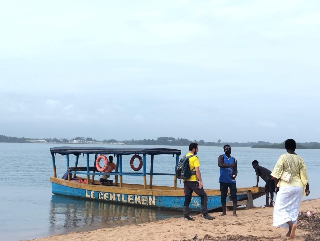 Grand-Lahou-le-vrai-guide-2025-pour-tout-decouvrir-se-balader-avec-bateau