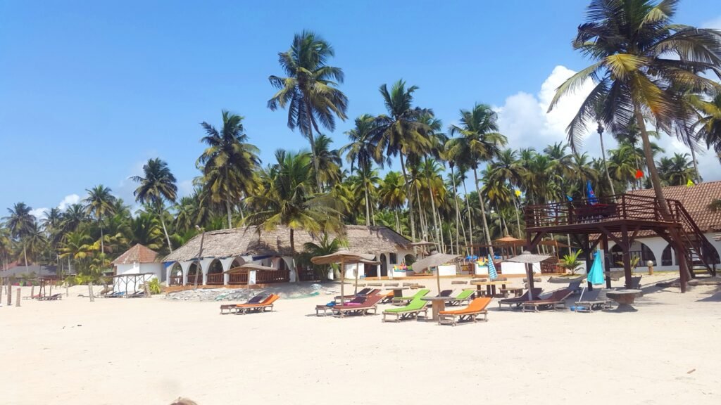 Assinie-Côte-d’Ivoire-Plages-de-rêve-et-activités-clés-louer-une-maison-bahia-hotel