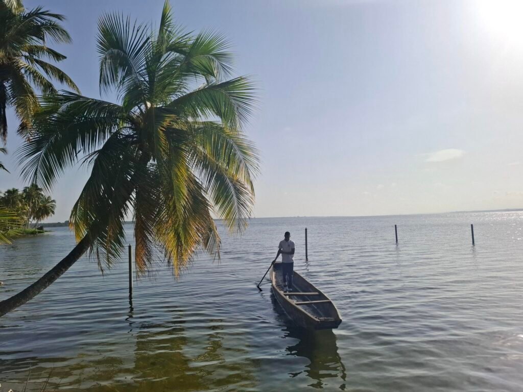 Jacqueville-Guide-Complet-pour-un-Séjour-Inoubliable-en-2025-balade-pirogue