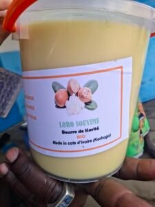 Flacon de beurre de karité embouteillé, présenté comme produit naturel de soin, avec étiquette artisanale visible.