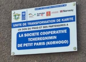 Façade de la Société Coopérative de Petit Paris à Korhogo, centre communautaire dédié à l’artisanat local et à l’économie solidaire.