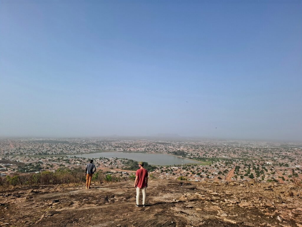 Korhogo-Guide-Voyage-2025-Culture-et-Sites-Incontournables-mont-korhogo