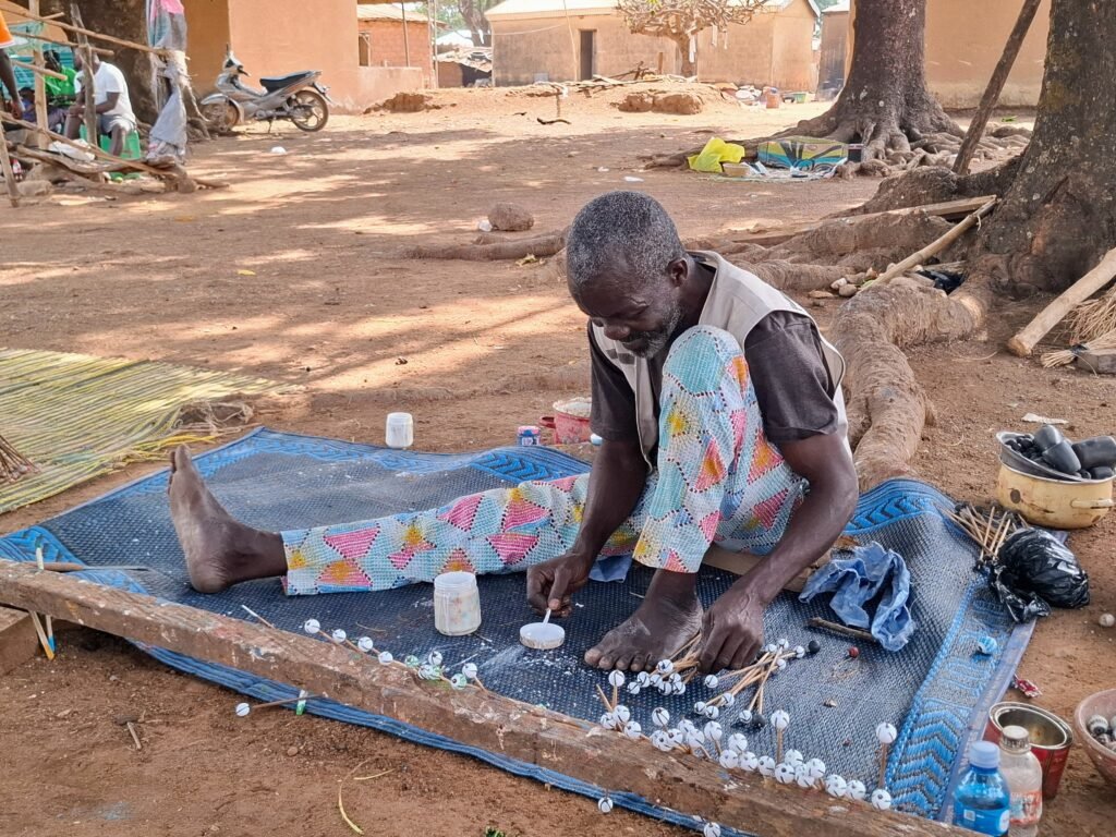 Korhogo-Guide-Voyage-2025-Culture-et-Sites-Incontournables-kapele-village-perles