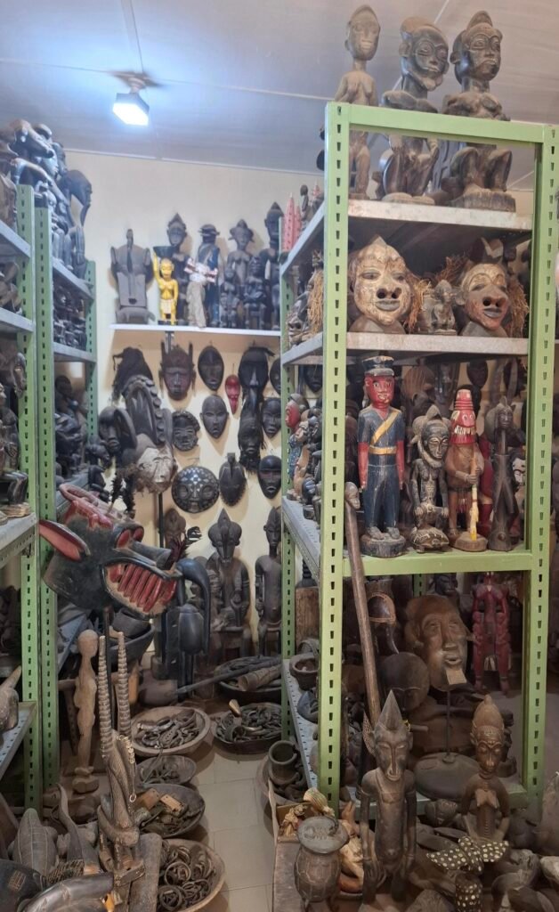 Korhogo-Guide-Voyage-2025-Culture-et-Sites-Incontournables-masques-traditionnels