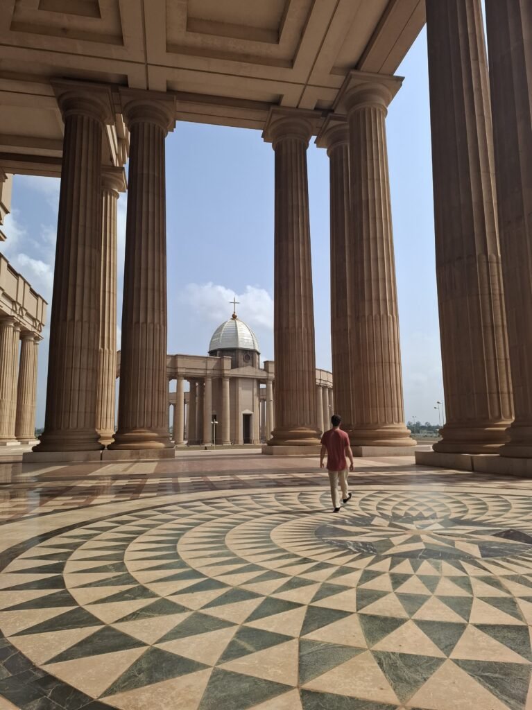 Yamoussoukro-Voyage-au-cœur-d’une-ville-unique-exterieur-basilique