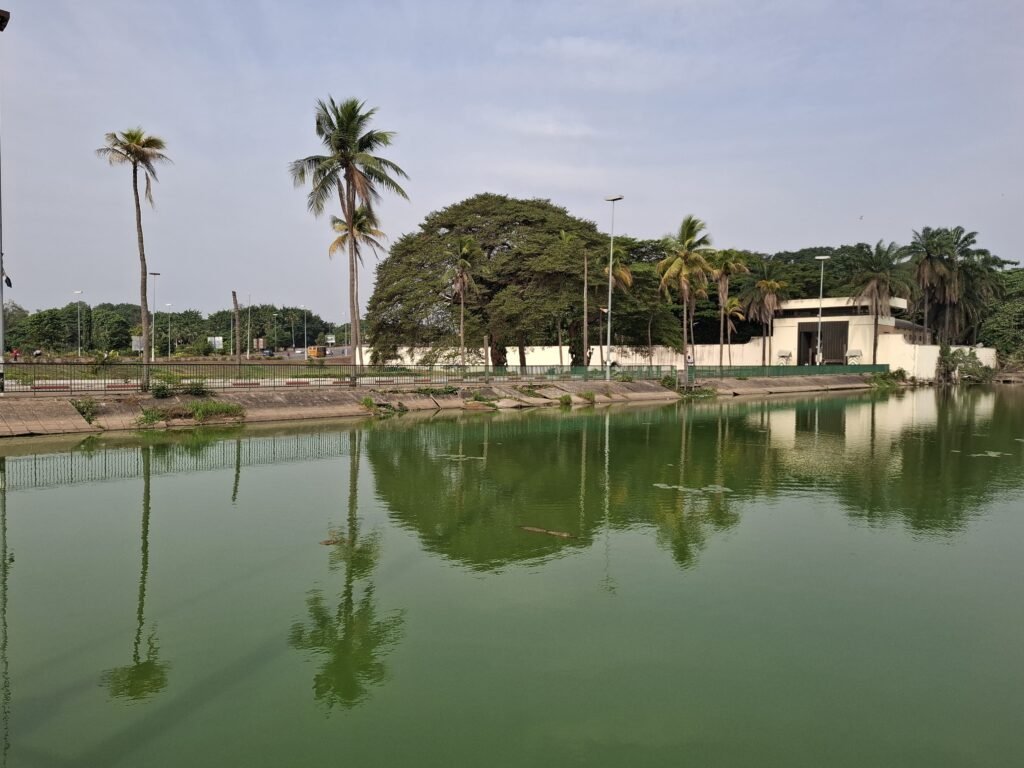 Yamoussoukro-Voyage-au-cœur-d’une-ville-unique-lac-caimans