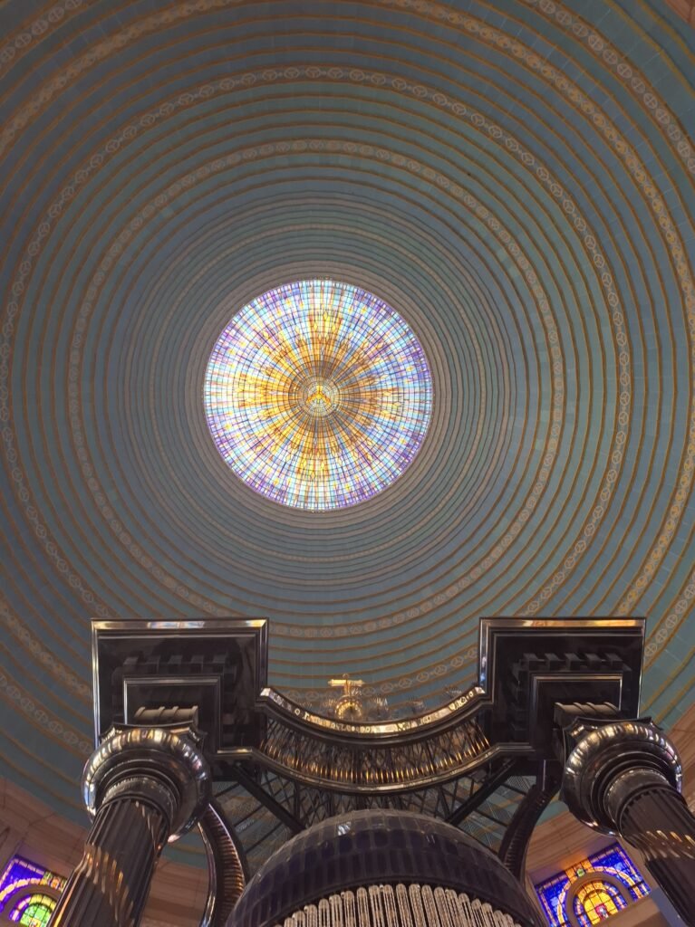 Yamoussoukro-Voyage-au-cœur-d’une-ville-unique-coupole-basilique