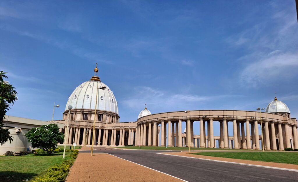 Yamoussoukro-Voyage-au-cœur-d’une-ville unique-basilique
