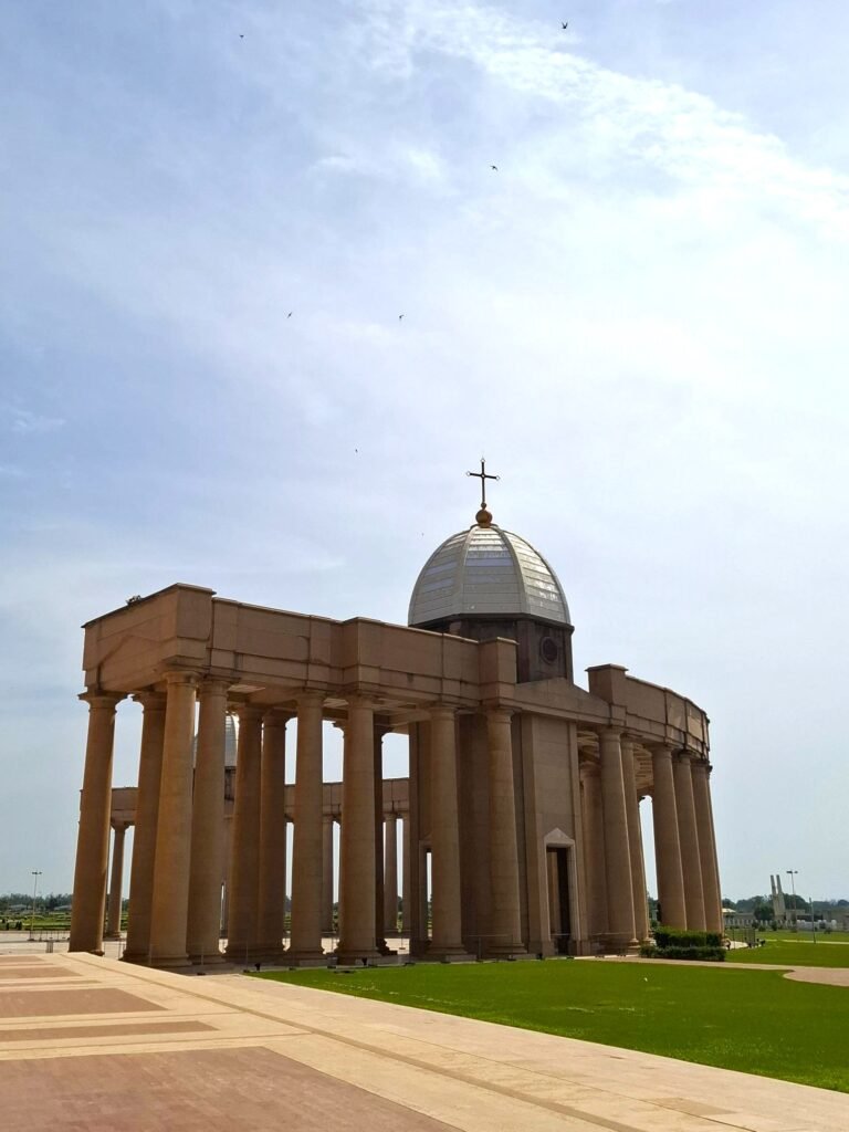 Yamoussoukro-Voyage-au-cœur-ville-unique-basilique-notre-dame-paix