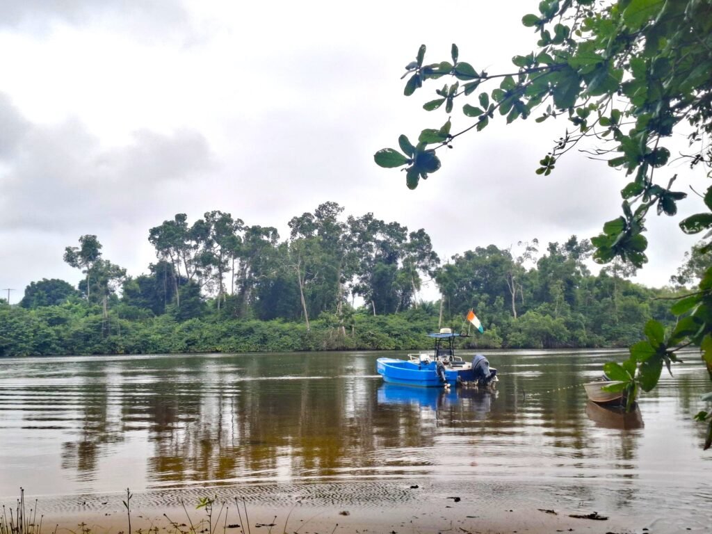 Grand-Béréby-Nature-sauvage-et-plages-secrètes-hotel-katoum-bateau-drapeau